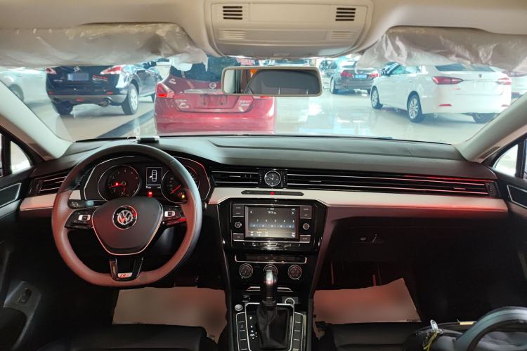 Used Volkswagen Magotan 2019 330TSI DSG Leading Edition China V Standard Center Console