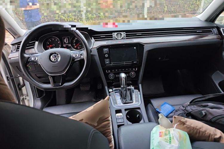Used Volkswagen Magotan 2019 330TSI DSG Luxury Version China VI Standard Center Console