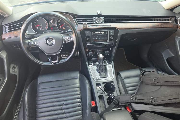 Used Volkswagen Magotan 2019 330TSI DSG Leading Edition China V Standard Center Console