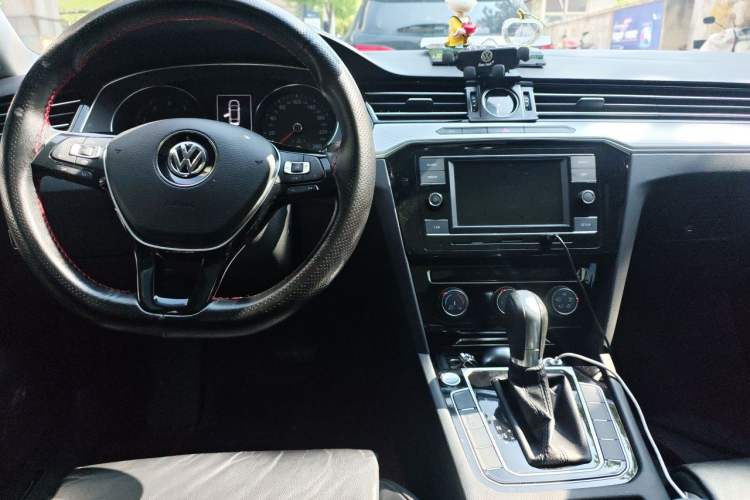 Used Volkswagen Magotan 2019 330TSI DSG Leading Edition China V Standard Center Console