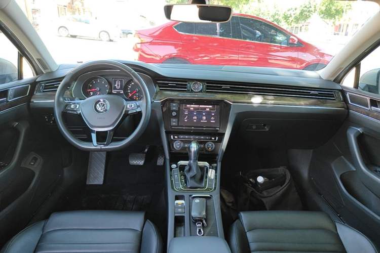 Used Volkswagen Magotan 2019 330TSI DSG Luxury Version China VI Standard Center Console