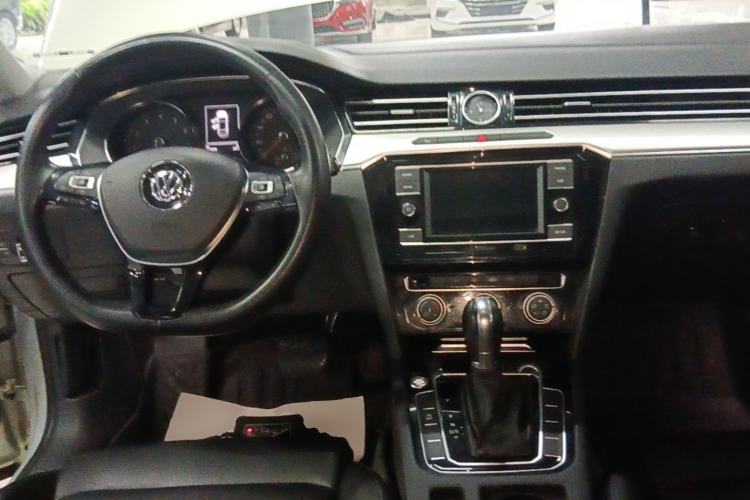 Used Volkswagen Magotan 2019 330TSI DSG Leading Edition China V Standard Center Console