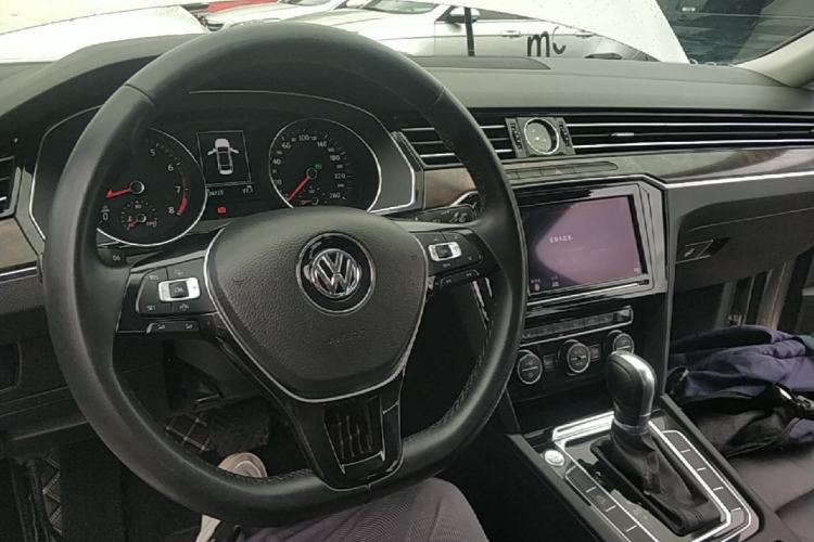 Used Volkswagen Magotan 2019 330TSI DSG Luxury Model China V Standard Center Console