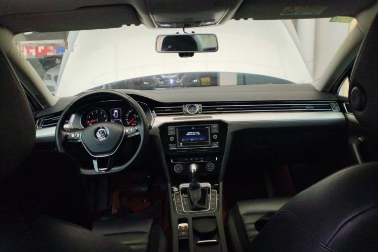 Used Volkswagen Magotan 2019 330TSI DSG Leading Edition China V Standard Center Console