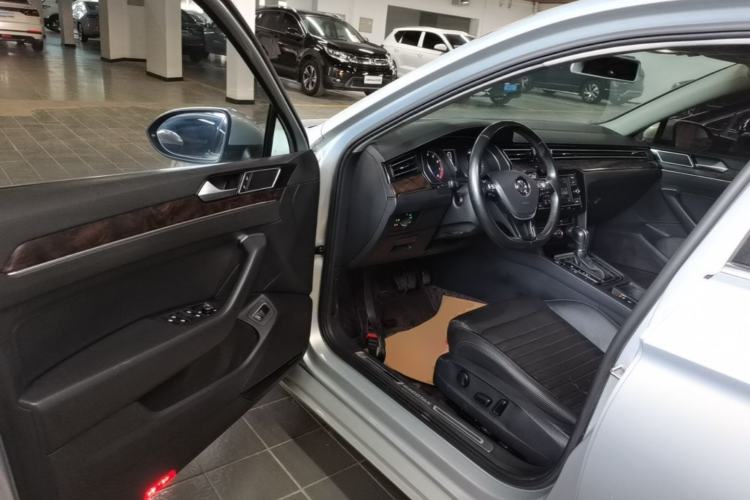 Used Volkswagen Magotan 2019 330TSI DSG Leading Model China VI Standard Driver Seat