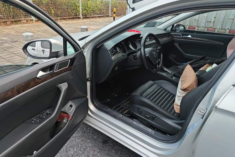 Used Volkswagen Magotan 2019 330TSI DSG Luxury Version China VI Standard Driver Seat
