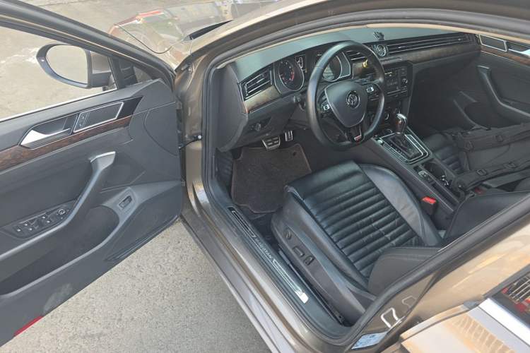 Used Volkswagen Magotan 2019 330TSI DSG Leading Edition China V Standard Driver Seat