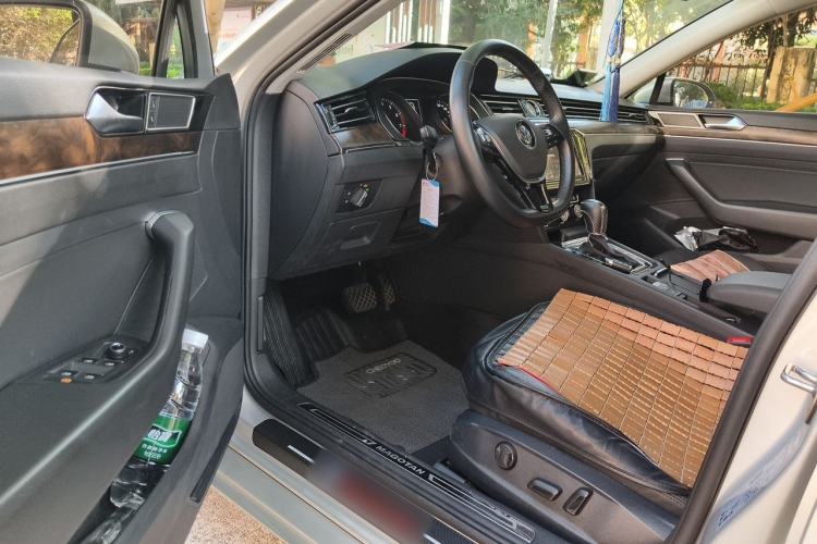 Used Volkswagen Magotan 2019 330TSI DSG Luxury Model China V Standard Driver Seat
