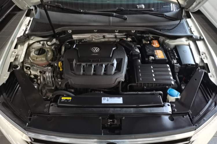 Used Volkswagen Magotan 2019 330TSI DSG Leading Model China VI Standard Engine Bay