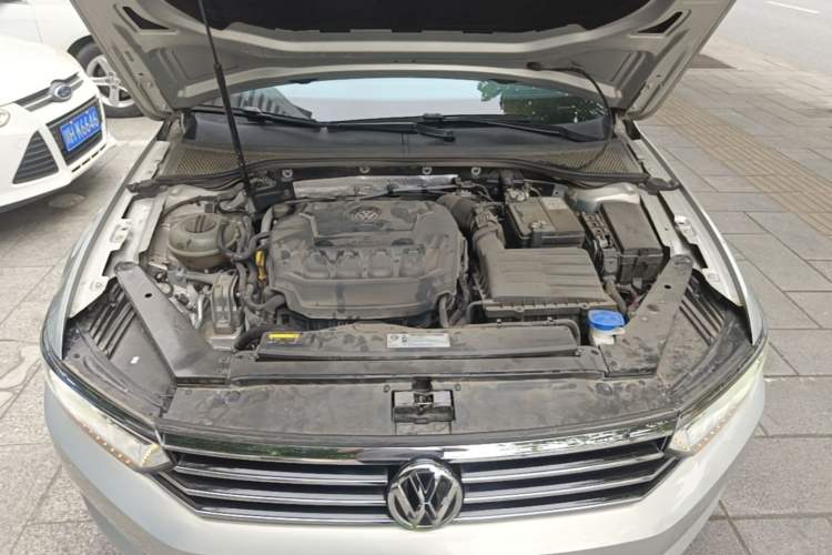 Used Volkswagen Magotan 2019 330TSI DSG Luxury Version China VI Standard Engine Bay