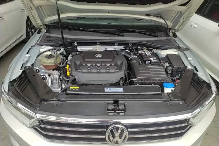 Used Volkswagen Magotan 2019 330TSI DSG Luxury Model China V Standard Engine Bay