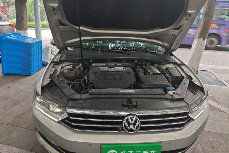 Used Volkswagen Magotan 2019 330TSI DSG Leading Model China VI Standard Engine Bay