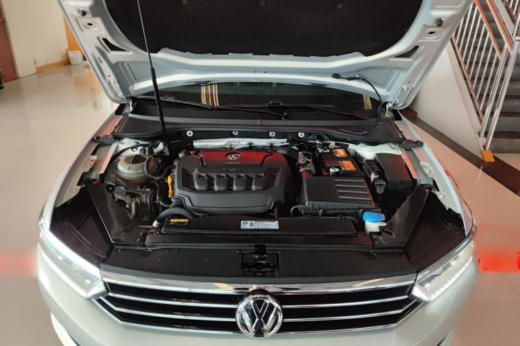Used Volkswagen Magotan 2019 330TSI DSG Leading Edition China V Standard Engine Bay