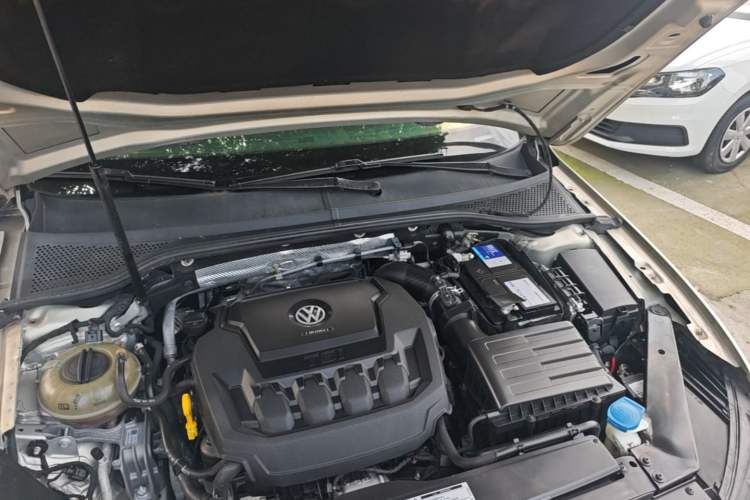 Used Volkswagen Magotan 2019 330TSI DSG Luxury Version China VI Standard Engine Bay