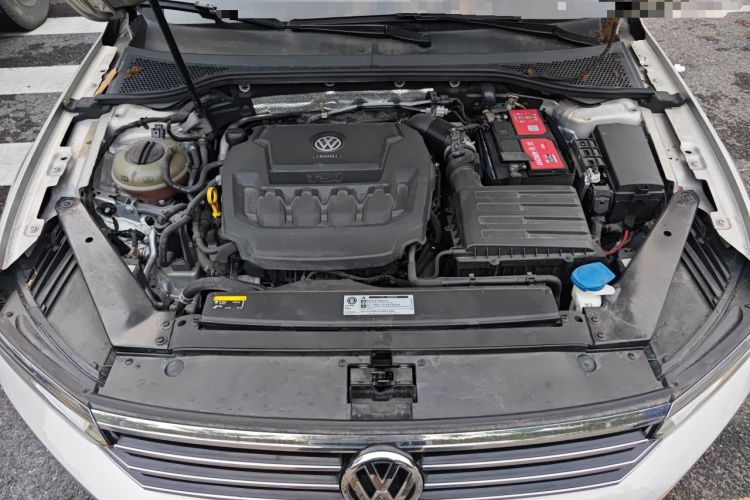 Used Volkswagen Magotan 2019 330TSI DSG Luxury Version China VI Standard Engine Bay