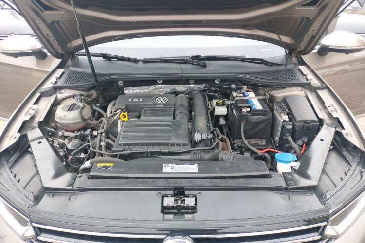 Used Volkswagen Magotan 2019 280TSI DSG Comfort Model China VI Standard Engine Bay