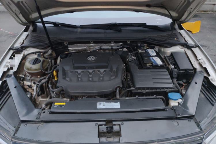 Used Volkswagen Magotan 2019 330TSI DSG Luxury Version China VI Standard Engine Bay