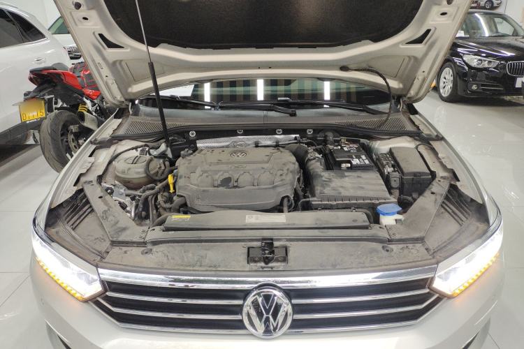 Used Volkswagen Magotan 2019 330TSI DSG Leading Model China VI Standard Engine Bay