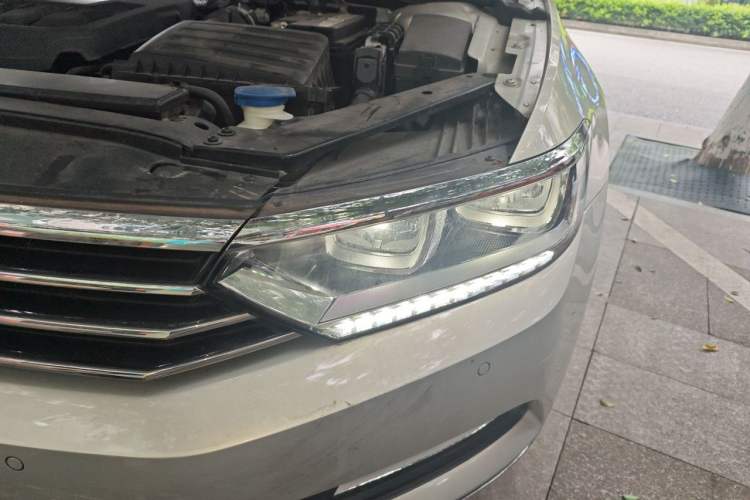 Used Volkswagen Magotan 2019 330TSI DSG Leading Model China VI Standard Engine Bay Left