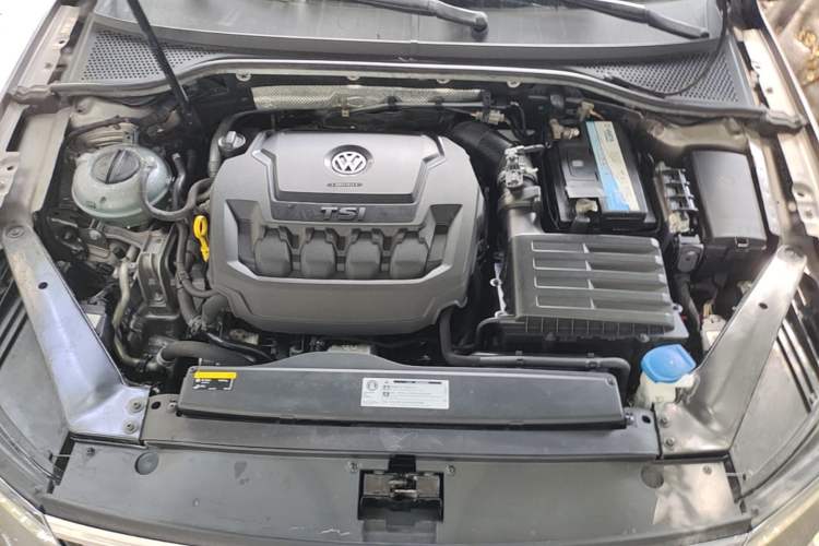 Used Volkswagen Magotan 2019 330TSI DSG Luxury Model China V Standard Engine Bay