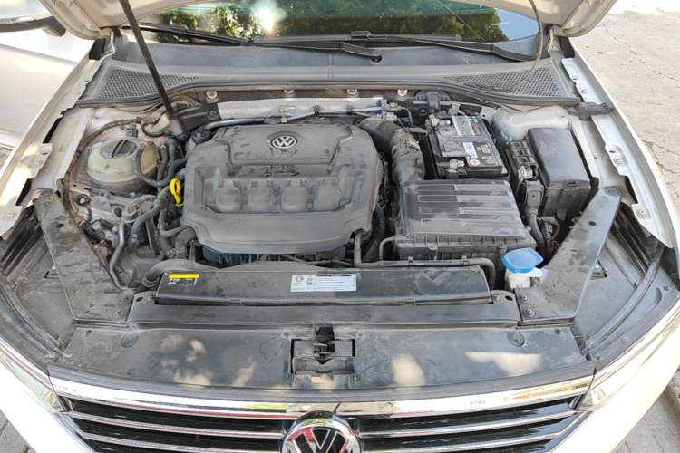Used Volkswagen Magotan 2019 330TSI DSG Luxury Version China VI Standard Engine Bay