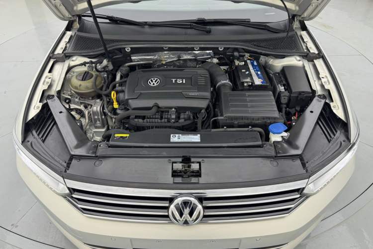 Used Volkswagen Magotan 2019 380TSI DSG Luxury Model China V Standard Engine Bay