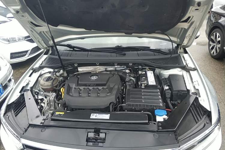 Used Volkswagen Magotan 2019 330TSI DSG Luxury Model China V Standard Engine Bay
