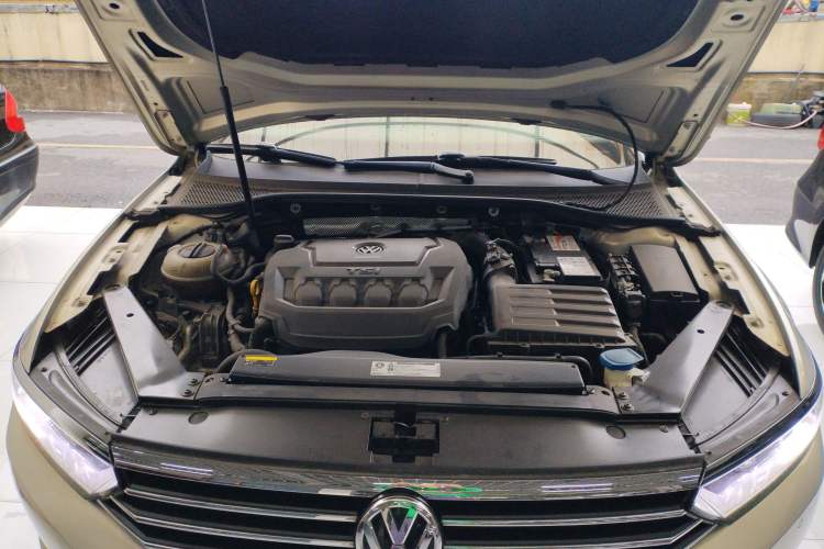 Used Volkswagen Magotan 2019 330TSI DSG Leading Edition China V Standard Engine Bay