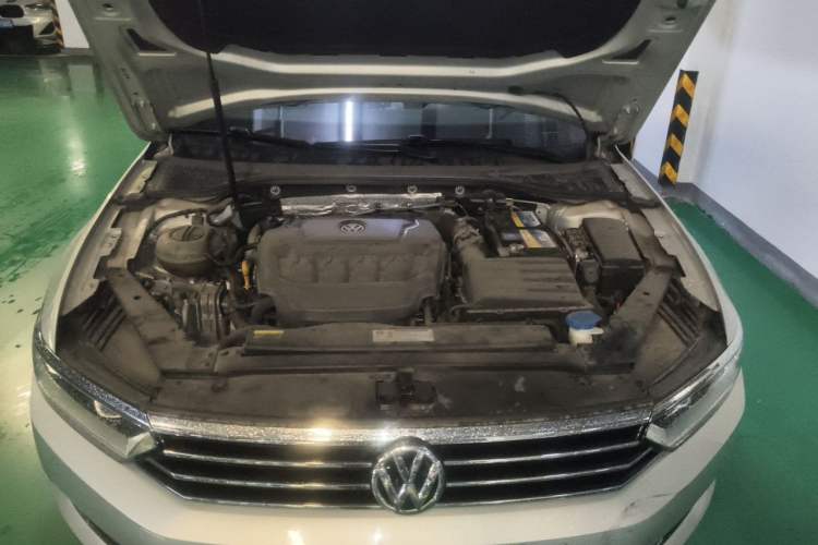 Used Volkswagen Magotan 2019 330TSI DSG Leading Model China VI Standard Engine Bay
