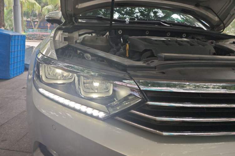 Used Volkswagen Magotan 2019 330TSI DSG Leading Model China VI Standard Engine Bay Right