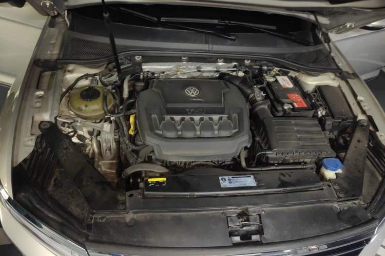 Used Volkswagen Magotan 2019 330TSI DSG Luxury Model China V Standard Engine Bay