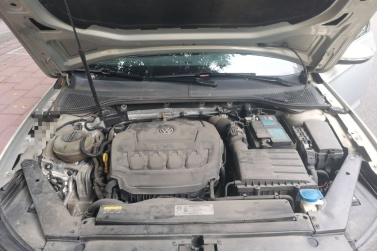Used Volkswagen Magotan 2019 330TSI DSG Luxury Version China VI Standard Engine Bay