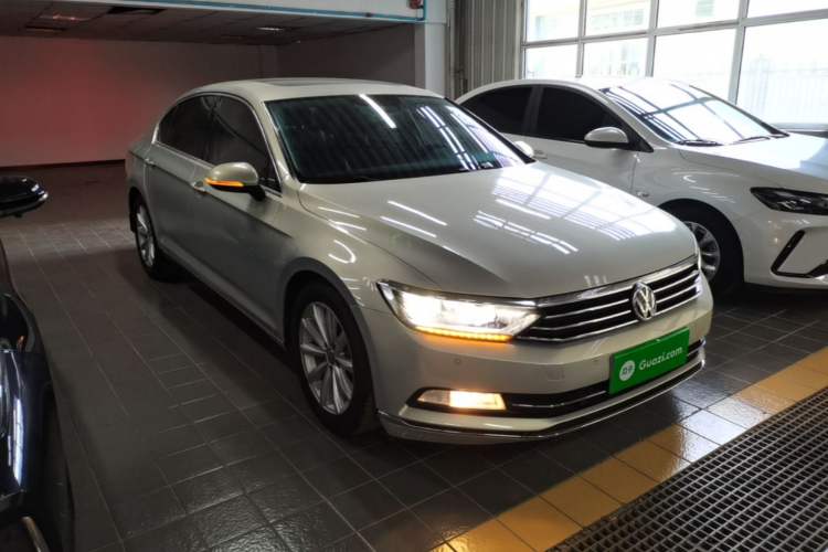 Used Volkswagen Magotan 2019 330TSI DSG Leading Model China VI Standard Front Right 45 Deg