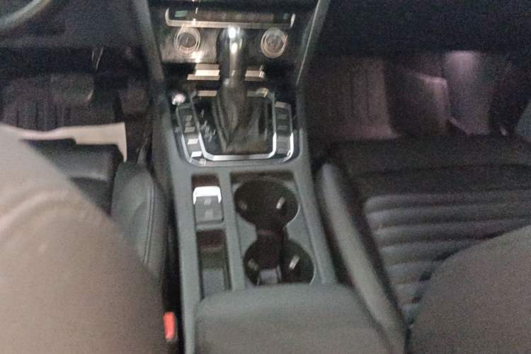 Used Volkswagen Magotan 2019 330TSI DSG Leading Edition China V Standard Gear Lever