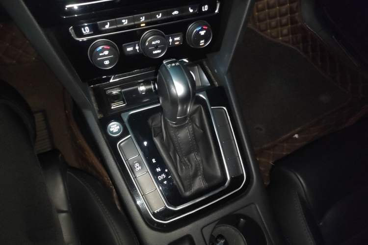 Used Volkswagen Magotan 2019 330TSI DSG Luxury Version China VI Standard Gear Lever