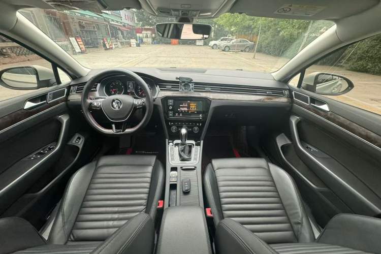 Used Volkswagen Magotan 2019 330TSI DSG Luxury Version China VI Standard Interior 1