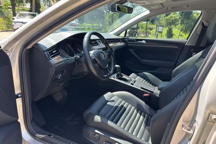 Used Volkswagen Magotan 2019 330TSI DSG Luxury Version China VI Standard Interior 1
