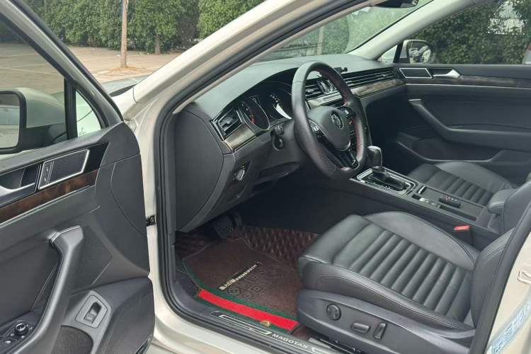 Used Volkswagen Magotan 2019 330TSI DSG Luxury Version China VI Standard Interior 2