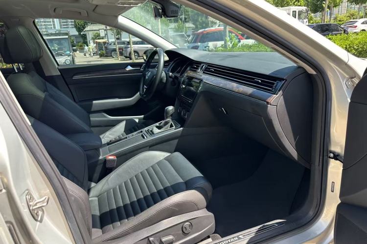 Used Volkswagen Magotan 2019 330TSI DSG Luxury Version China VI Standard Interior 3