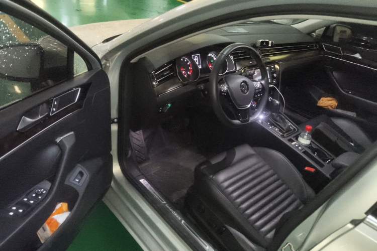Used Volkswagen Magotan 2019 330TSI DSG Leading Model China VI Standard Interior 3