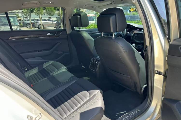 Used Volkswagen Magotan 2019 330TSI DSG Luxury Version China VI Standard Interior 4