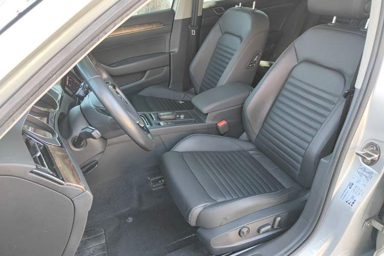Used Volkswagen Magotan 2019 330TSI DSG Luxury Version China VI Standard Left Front Seat