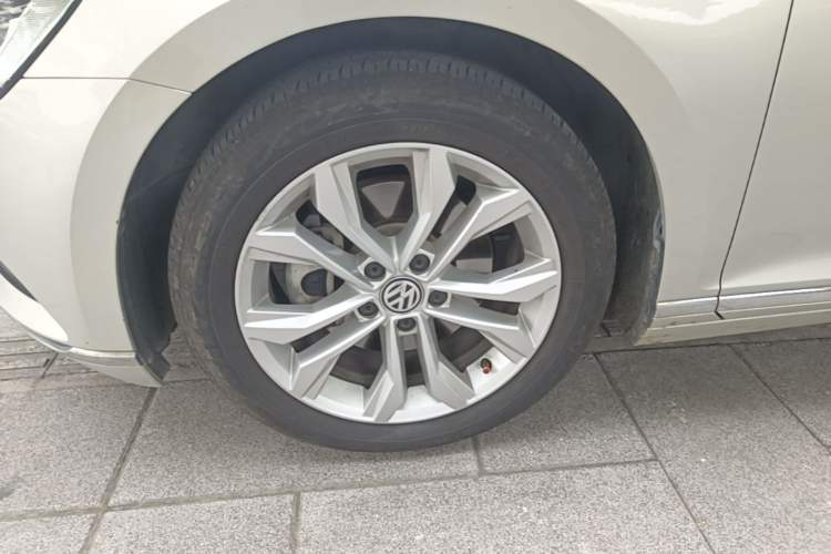 Used Volkswagen Magotan 2019 330TSI DSG Luxury Version China VI Standard Left Front Wheel Hub