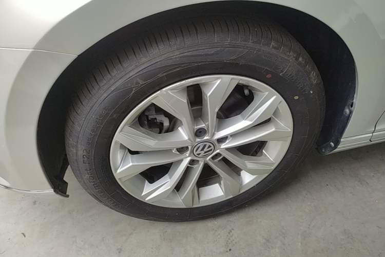 Used Volkswagen Magotan 2019 330TSI DSG Luxury Model China V Standard Left Front Wheel Hub