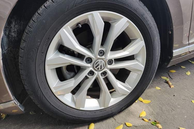 Used Volkswagen Magotan 2019 330TSI DSG Luxury Model China V Standard Left Front Wheel Hub
