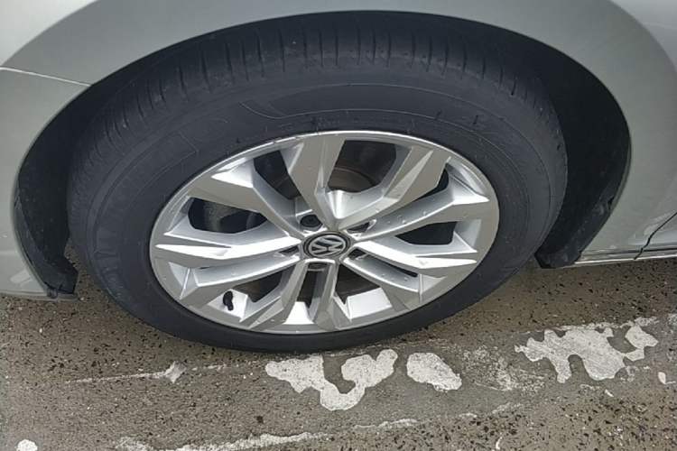 Used Volkswagen Magotan 2019 330TSI DSG Luxury Model China V Standard Left Front Wheel Hub