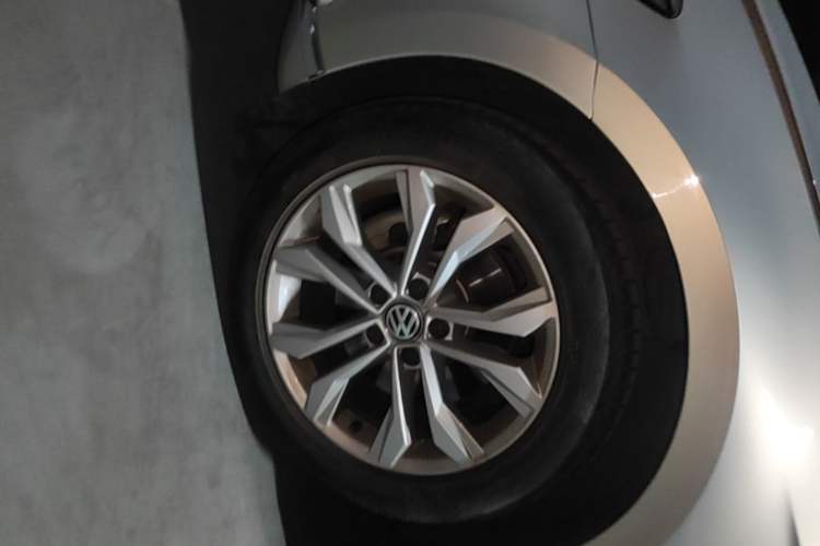 Used Volkswagen Magotan 2019 330TSI DSG Luxury Version China VI Standard Left Front Wheel Hub