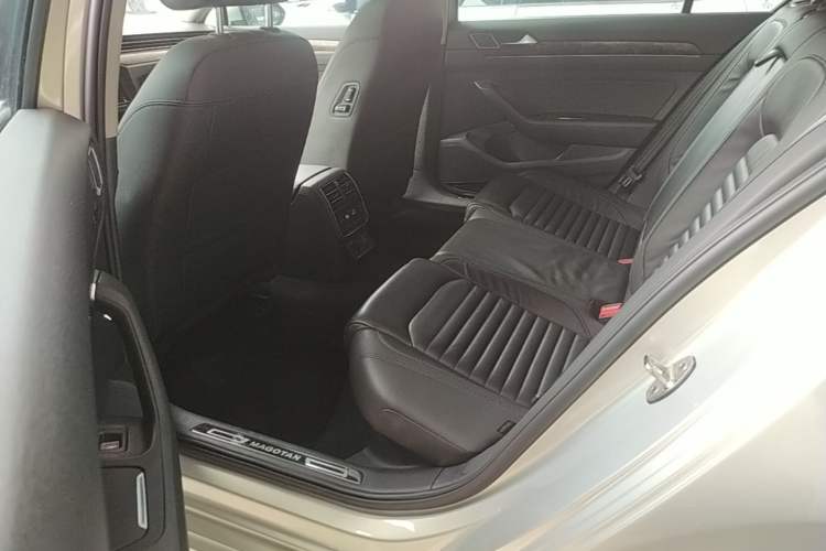 Used Volkswagen Magotan 2019 330TSI DSG Luxury Model China V Standard Left Rear Seat