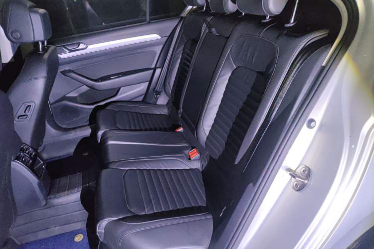 Used Volkswagen Magotan 2019 330TSI DSG Leading Edition China V Standard Left Rear Seat