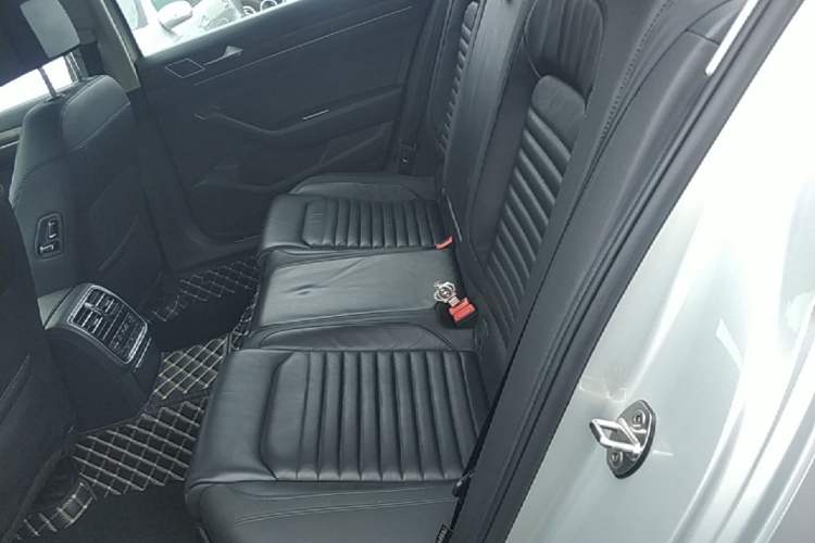 Used Volkswagen Magotan 2019 330TSI DSG Luxury Model China V Standard Left Rear Seat